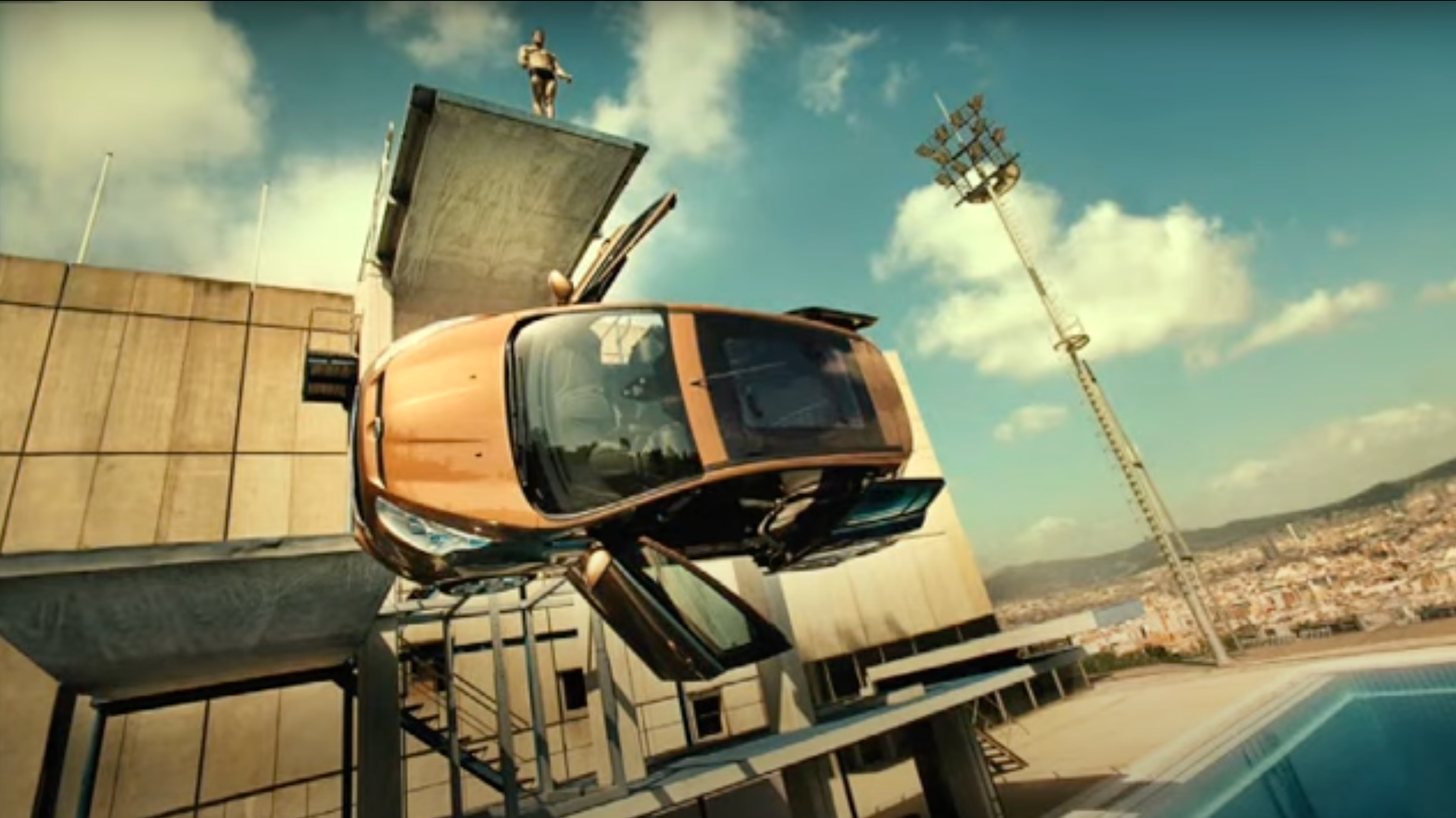 The Ford B-MAX suspended on a diving platform before the stunt man dives through the enlarged door opening. License valid for earned editorial, press releases, press kits. All non-broadcast digital and online media Region: Global. This content is solely for editorial use and for providing individual users with information. Any storage in databases, or any distribution to third parties within the scope of commercial use, or for commercial use is permitted with written consent from Ford in Europe GmbH only.